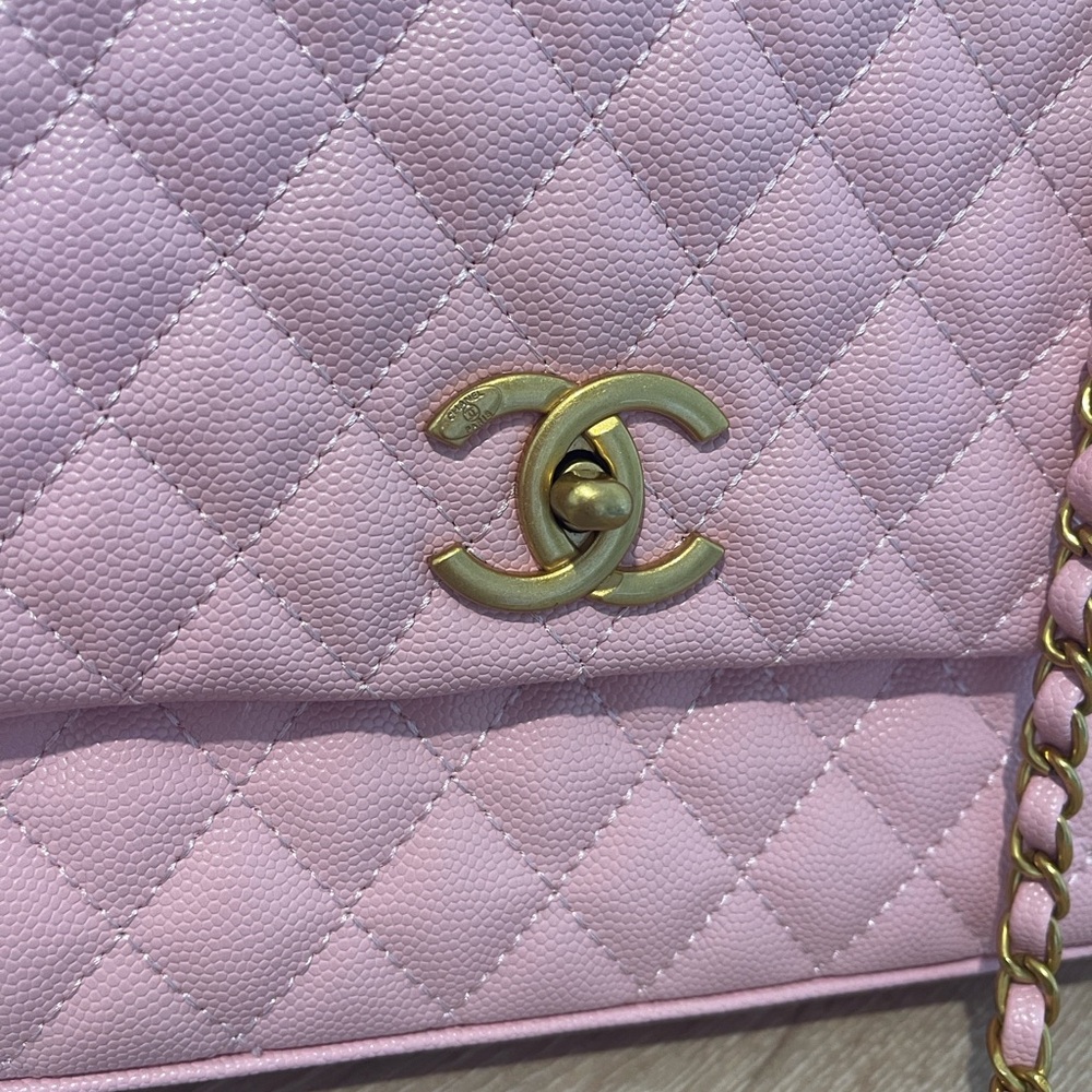CHANEL Pink Quilted Shoulder Bag with Gold Logo - Picture 4 of 15